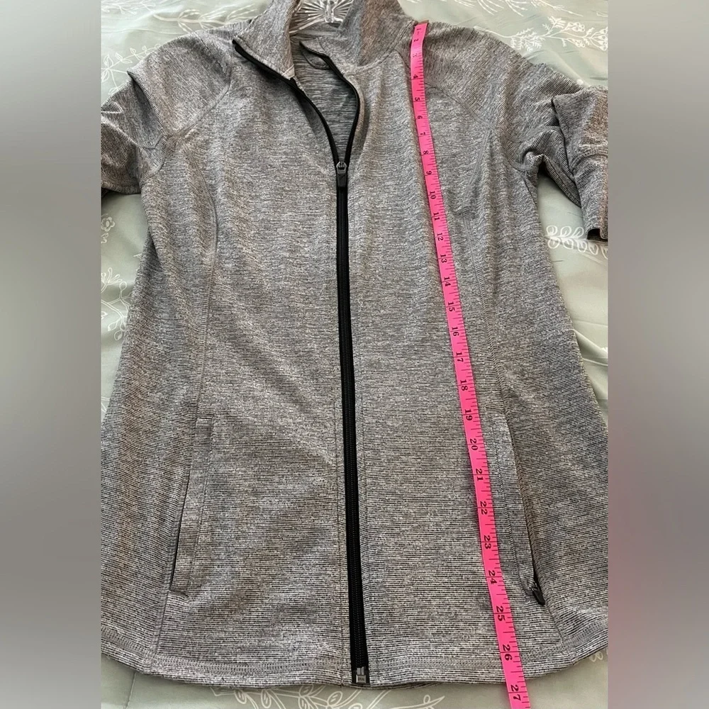 EUC Old Navy Women’s Gray/Black Active Full Zip Jacket, Long Sleeve; Size M